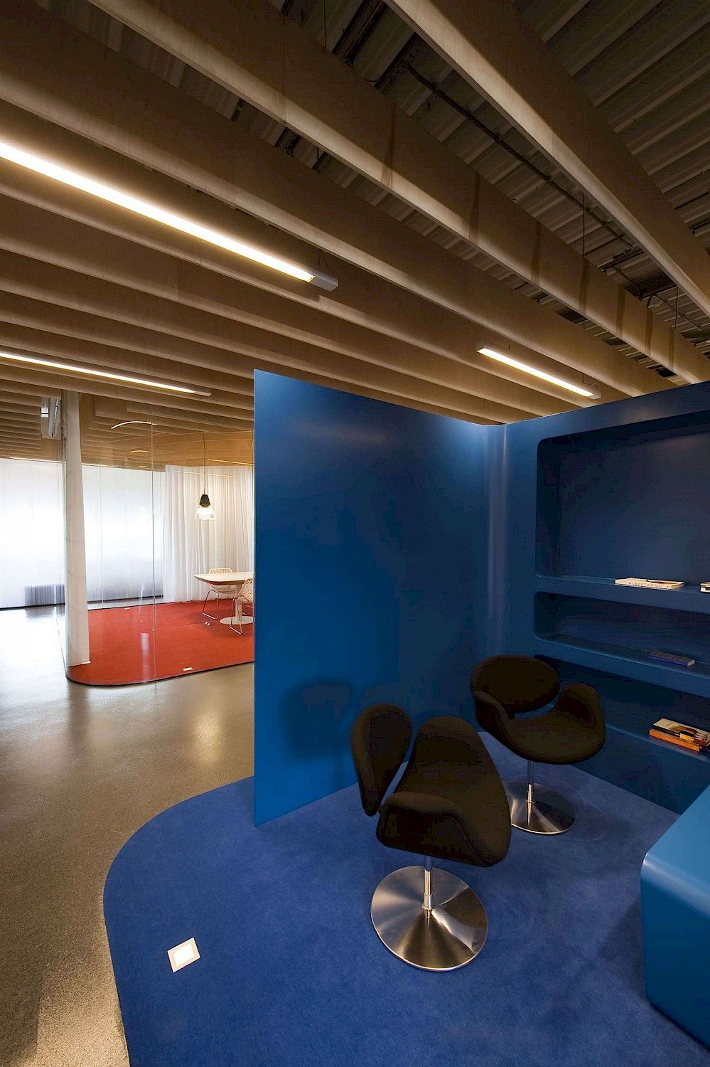 Under the ceiling the different spaces articulate in a fluid way. As this intimate blue room. Under the ceiling the different spaces articulate in a fluid way. As this intimate blue room.