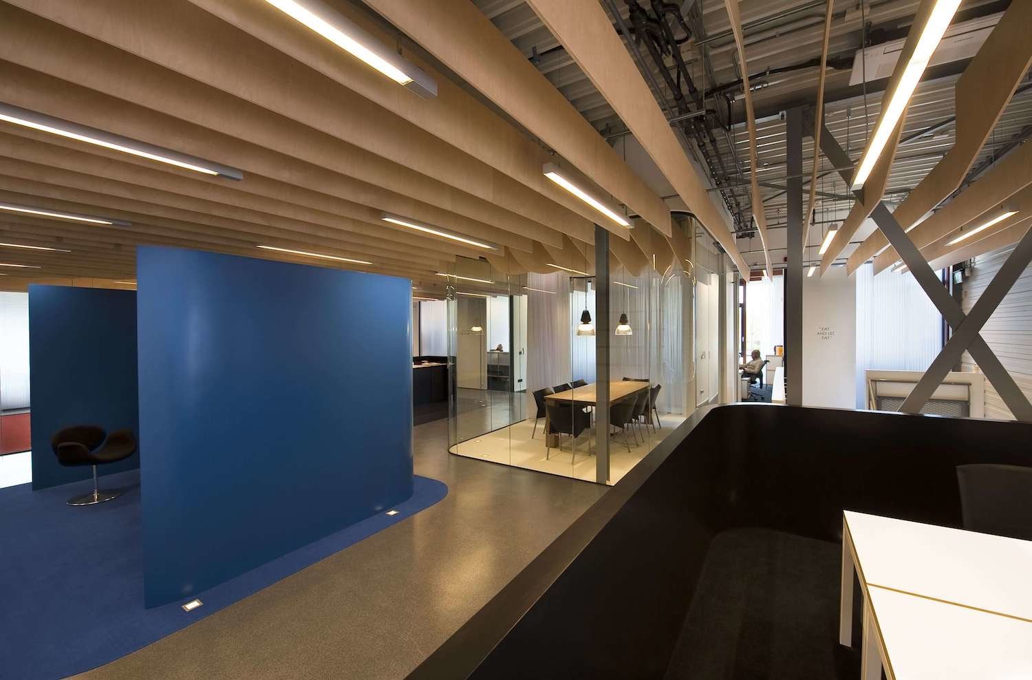 The meeting rooms are designed as glass boxes to encourage transparency and inspiration. The meeting rooms are designed as glass boxes to encourage transparency and inspiration.