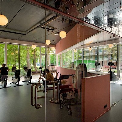 Liong Lie architects DPFC interieur glazen fitness ruimte