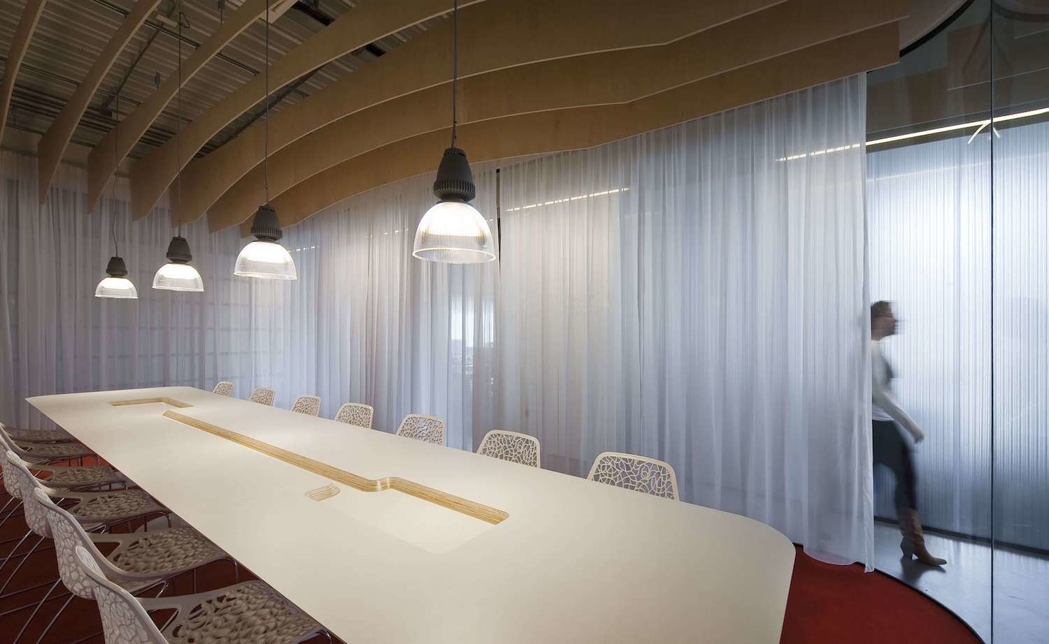 Liong Lie architects Grand Catering transparante overlegruimte met organisch houten lamellen plafond