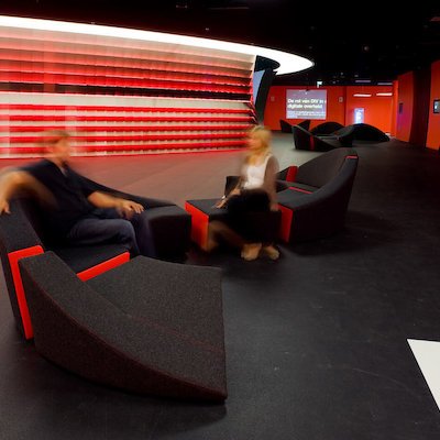 Liong Lie architects Media Plaza foyer met op maat gemaakt en modulair lazy lizard meubilair